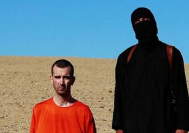 يظهر الفيديو مسلحا ملثما من تنظيم "الدولة الإسلامية" يقف بجوار شخص يفترض إنه دافيد هاينز قبل قتله.