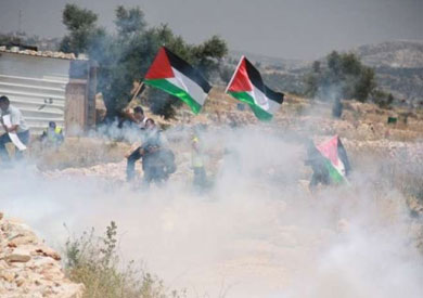 عشرات الفلسطينيين بحالات اختناق