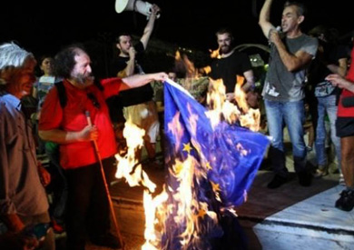 متظاهرون بريطانيون يحرقون علم الاتحاد الأوروبي