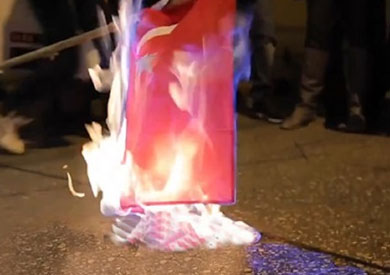 متظاهرون روس يحرقون علم تركيا