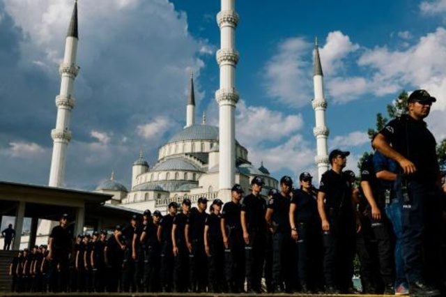 تركيا تعلق مهام أكثر من 12 ألف شرطي في إطار التحقيق حول محاولة الانقلاب