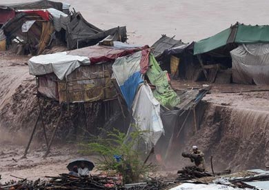 انهيار عشرات المنازل جراء أمطار غزيرة في باكستان