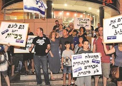 المئات يتظاهرون احتجاجا علي قرار تعطيل أعمال صيانة القطارات