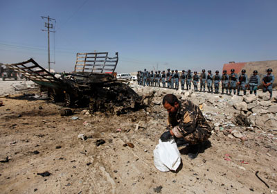 آثار الدمار علي مطار كابول بعد هجوم طالبان عليه