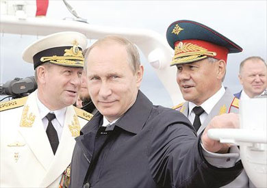 بوتين خلال الاحتفال بيوم البحرية الروسية أمس