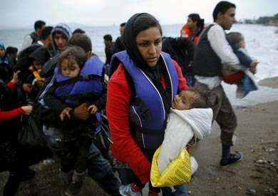 «اللاجئون الرضع» يتضورون جوعًا فى اليونان