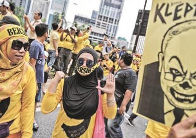 آلاف الماليزيين يتظاهرون فى العاصمة مطالبين باستقالة رئيس الوزراء