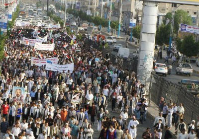 مسيرة لمئات اليمنيين