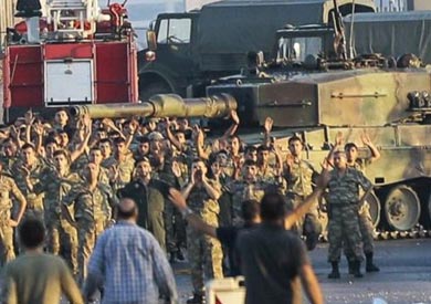 استسلم عدد من الجنود الانقلابيين