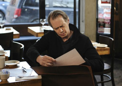 يقوم ستيف بوسيمي بدور الزعيم السوفيتي نيكيتا خروتشوف