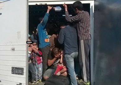 ارشيفية لشاحنة مهاجرين