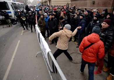 متظاهرون السفارة التركية في موسكو بالحجارة