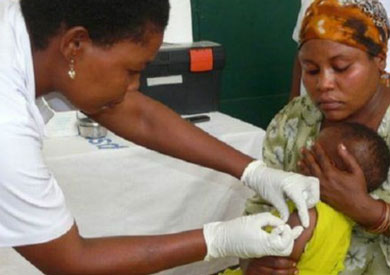 طفلة في تنزانيا تتلقى لقاح الملاريا خلال فترة الاختبارات السريرية