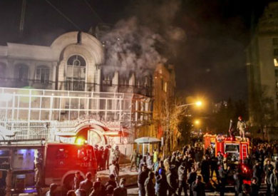 تفاقمت الأزمة بين إيران والسعودية بعد إضرام متظاهرين إيرانيين النيران في جزء من السفارة السعودية في طهران.