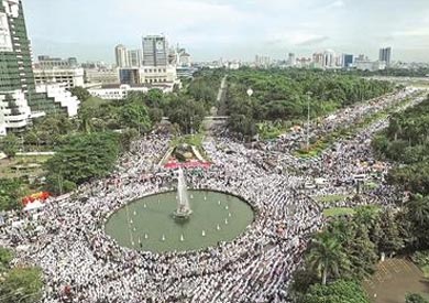 آلاف الإندونسيين يتظاهرون ضد حاكم جاكرتا