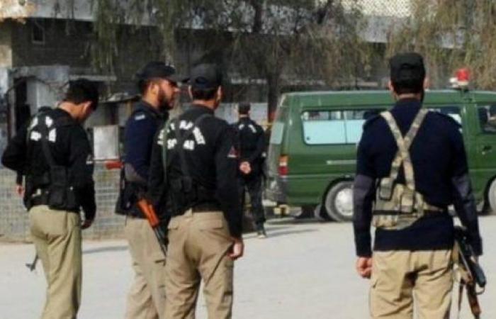 الشرطة تطارد انتحاريا داخل محكمة في باكستان