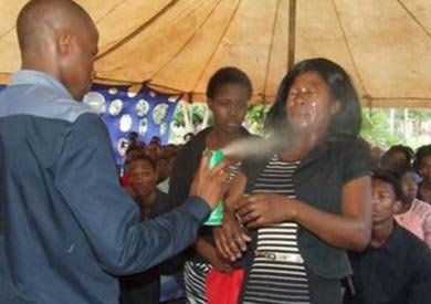 يرش القس الرذاذ على عيون رواد كنيسته بزعم أنه يداويهم