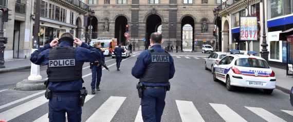 «حادث أمني خطير» قرب متحف اللوفر في باريس