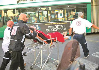 الإسعاف ينقل أحد المصابين الإسرائيليين الثلاث في هجوم تل أبيب