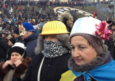 يسخر المتظاهرون من منع الخوذات والأقنعة في المظاهرات