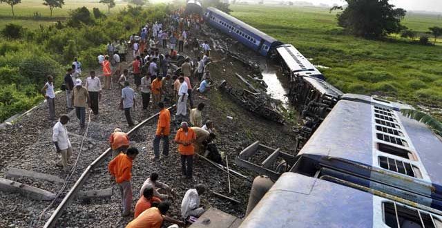 مقتل 27 وإصابة 50 آخرين بانحراف قطار في الهند