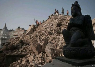 زلزال نيبال خلف أكثر من 6200 قتيل وشرد الملايين ومحى مدنا بأكملها ومازال عدد الضحايا مرشح للزيادة