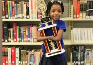 طفلة بدون كفين تفوز بمسابقة للكتابة في الولايات المتحدة