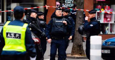 العثور على بندقية وأسلحة بيضاء في سيارة منفذ هجوم الشانزليزيه