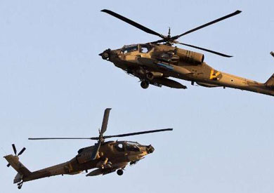 طائرات أباتشي في الجو