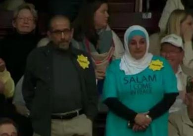 مسلمة ترتدي «شارة اليهود الصفراء» تذكيرا لـ«ترامب» بفظائع التمييز الديني