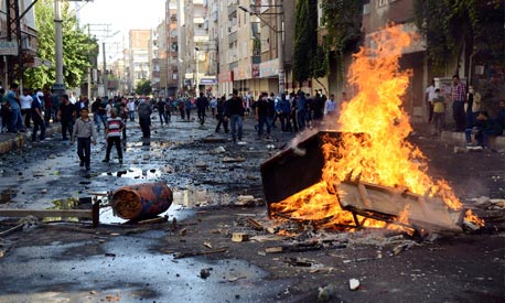 14 شخصا قتلوا في صدامات عنيفة وقعت بين قوات الأمن ومتظاهرين أكراد داعمين لـ«كوباني» – تصوير: رويترز