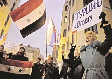 روس يطالبون بمعاقبة أنقرة فى مظاهرة امام السفارة التركية فى موسكو -- أ ف ب