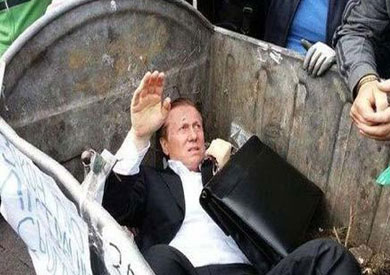 البرلماني الأوكراني عقب إلقائه داخل صندوق قمامة – صورة من الفيديو