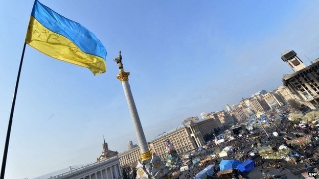 العلم الأوكراني يرفرف فوق ميدان الاستقلال بالعاصمة كييف