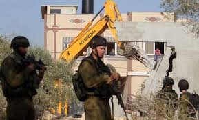 قوات الاحتلال اﻹسرائيلي تهدم منزل عائلة أسير فلسطيني