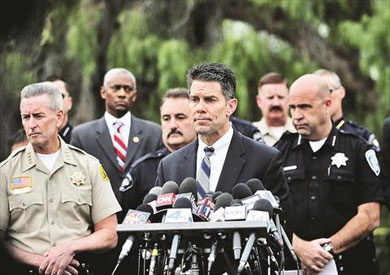 ديفيد بوديش، نائب مدير مكتب التحقيقات الفيدرالي (إف بي آي) في لوس أنجلوس يعلن أن هجوم كاليفورنيا "إرهابيا