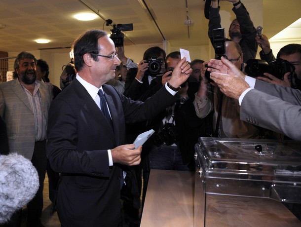 «أولاند» يدلي بصوته في الانتخابات الرئاسية الفرنسية