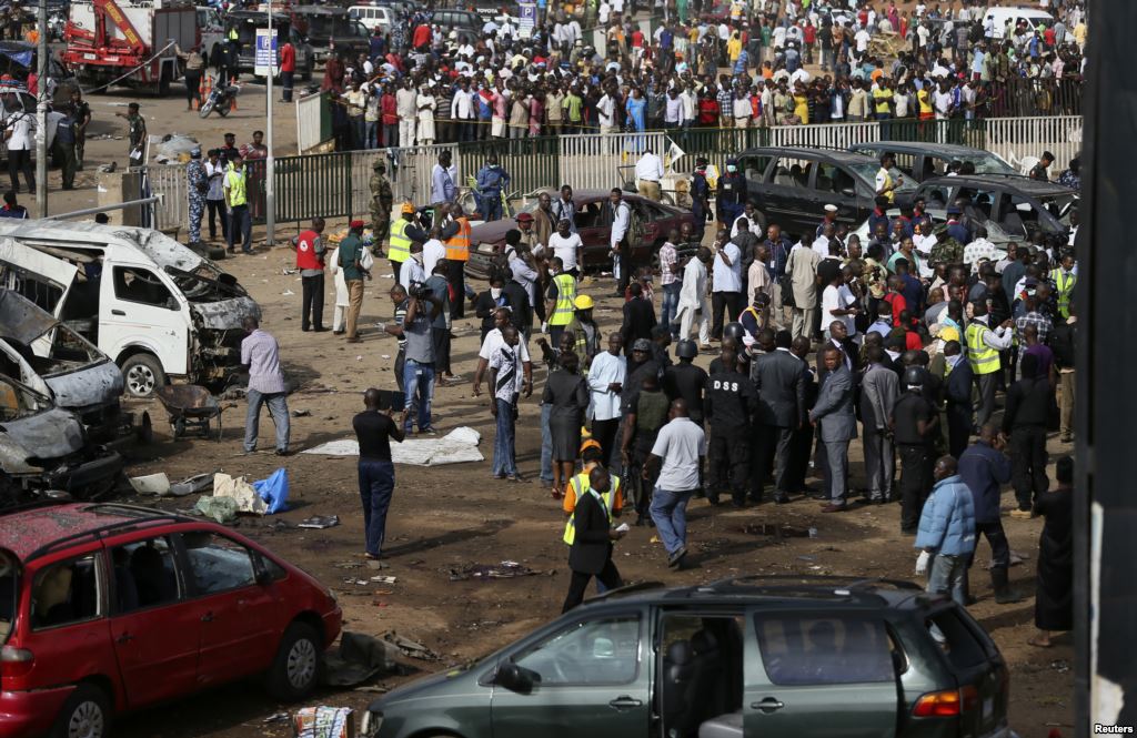 آثار تفجير استهدف محطة حافلات في نيجيريا - أرشيفية