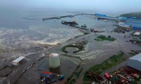 أصيب 23 شخصًا في زلزال بقوة 7.6 ضرب شمال اليابان وأدى لتسونامي - بوابة الشروق