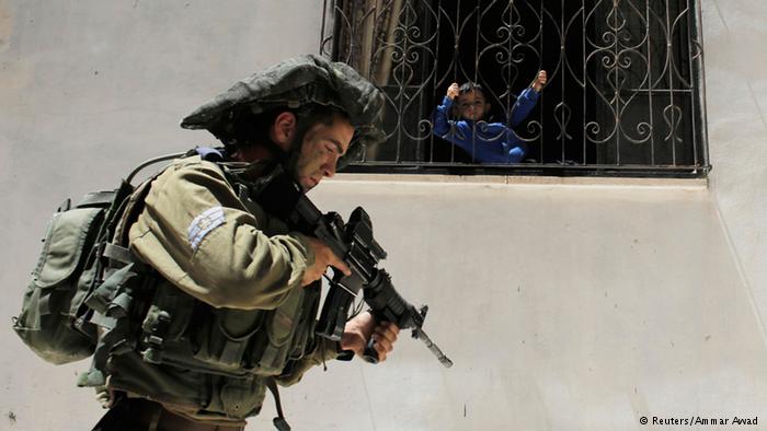 الجيش الإسرائيلي يطلق عملية بحث واسعة عن الشبان الثلاثة