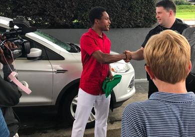 مدير شركة يمنح طالبا سيارة هدية