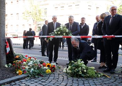 وزير داخلية ألمانيا يضع إكليلا من الزهور