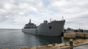 تحمل الناقلة علم كوريا الشمالية