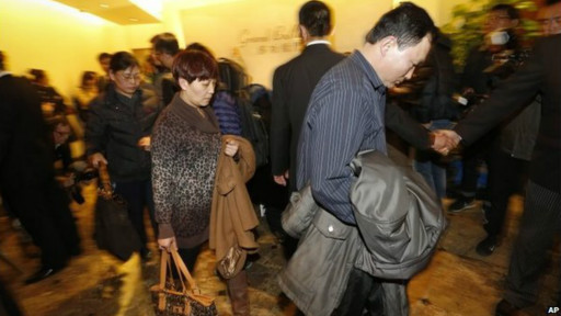 أهالي ركاب الطائرة الماليزية ينتظرون بقلق لمعرفة مصير أحبائهم