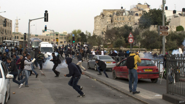 اندلعت اشتباكات في القدس بين شبان فلسطينيين وجنود إسرائيليين عقب زيارة الوزير الإسرائيلي باحة المسجد الأقصى
