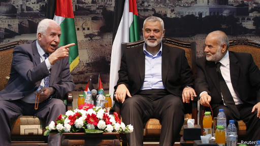 يزور وفد حركة فتح - برئاسة الأحمد (يسار) - قطاع غزة لأول مرة منذ 2007.
