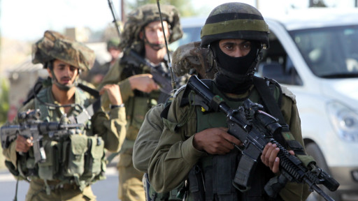 دوريات إسرائيلية تجول في شوارع مدينة الخليل مواصلة البحث عن المستوطنين المفقودين.