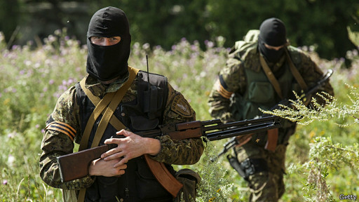 يضيق المسلحون الموالون لموسكو على المراقبين الدوليين الذين زاروا موقع الحادث