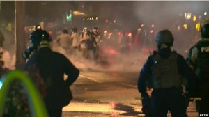 الشرطة الأمريكية تشتبك مع محتجين في فيرجسون – صورة أرشيفية