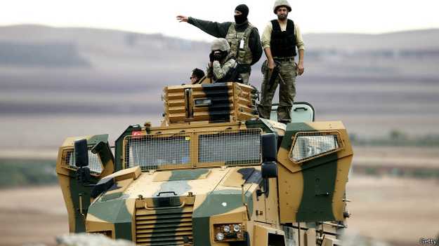 تركيا خضعت للضغط من سكانها الأكراد للسماح للمقاتلين الأكراد بالمشاركة في محاربة مسلحي تنظيم الدولة الإسلامية.